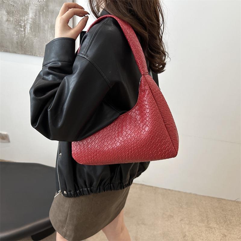 Autumn fashion niche commuting simple solid color casual large capacity retro portable underarm crescent bag