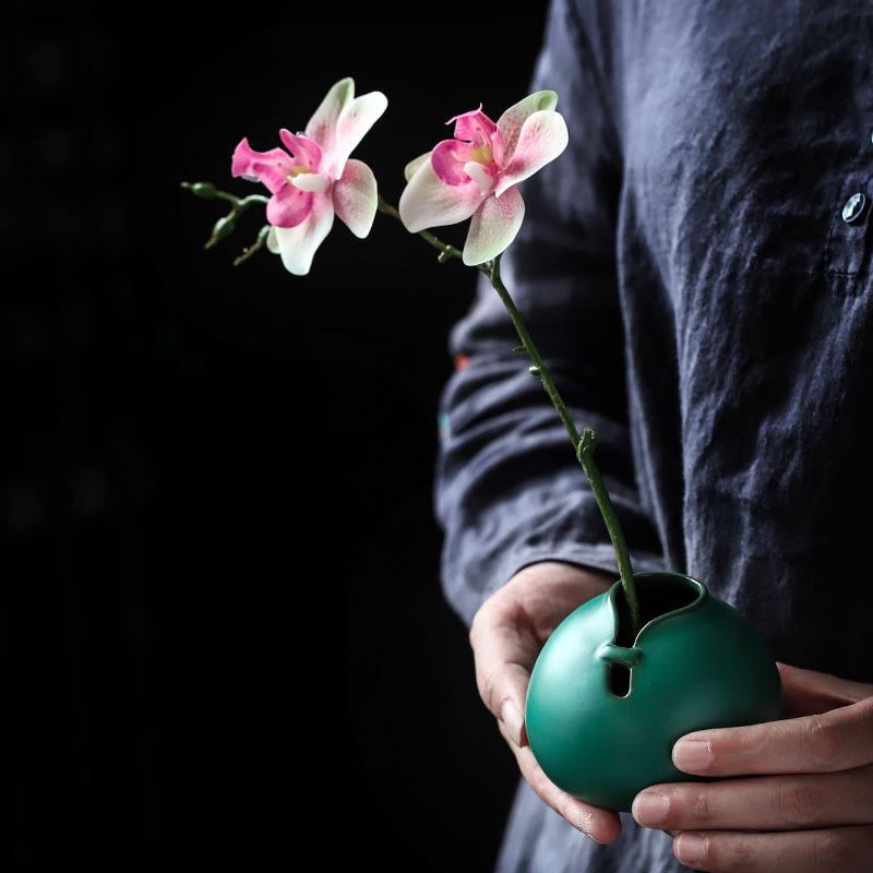 Yu Su Nordic Style Ceramic Flower Vase: Elegant Qipao Design for Small Flowers, Dry Arrangements, and Hydroponics in Living Room or Desktop Décor.