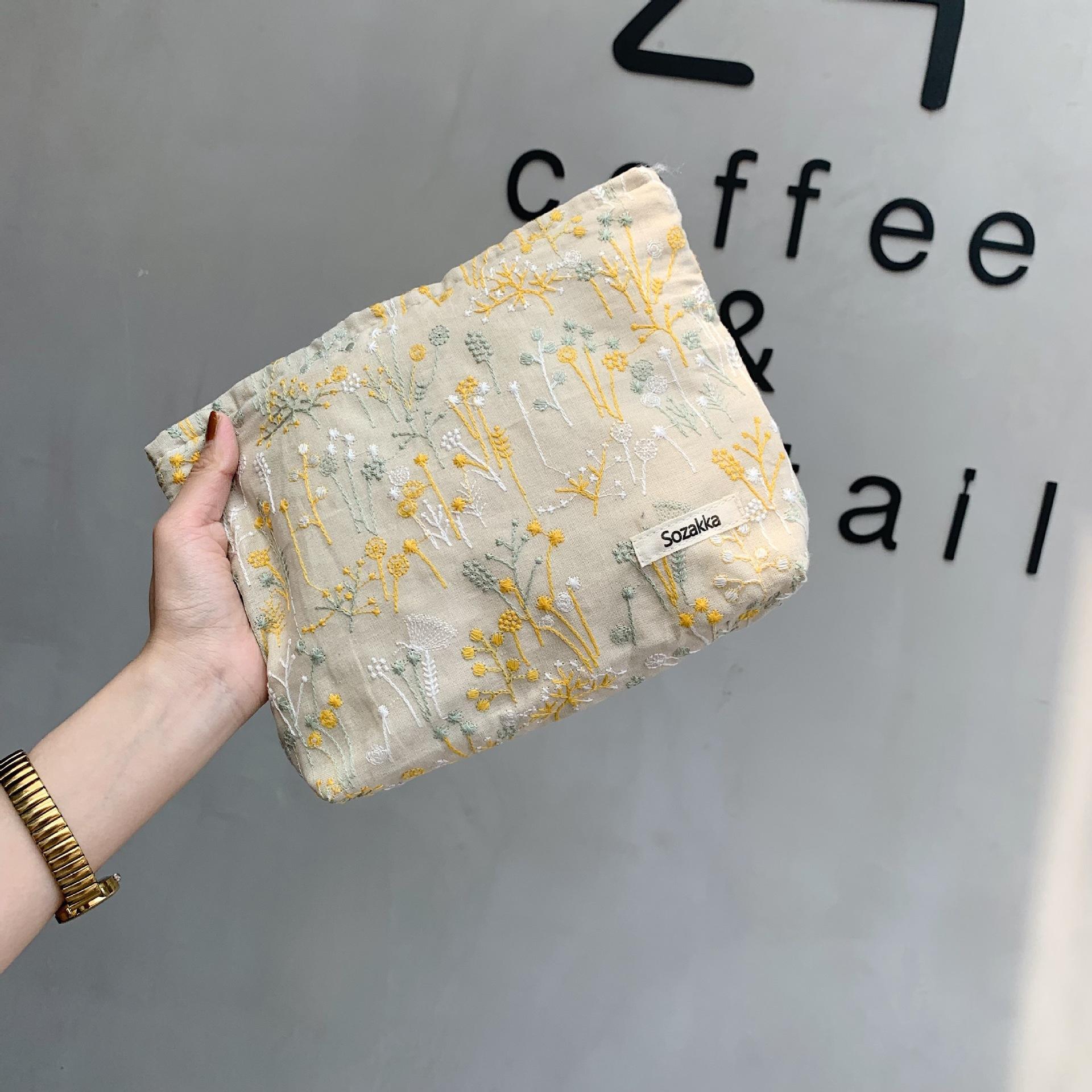 

И милые дамы, прекрасная косметичка с вышивкой в виде цветов, удобная сумочка Beige