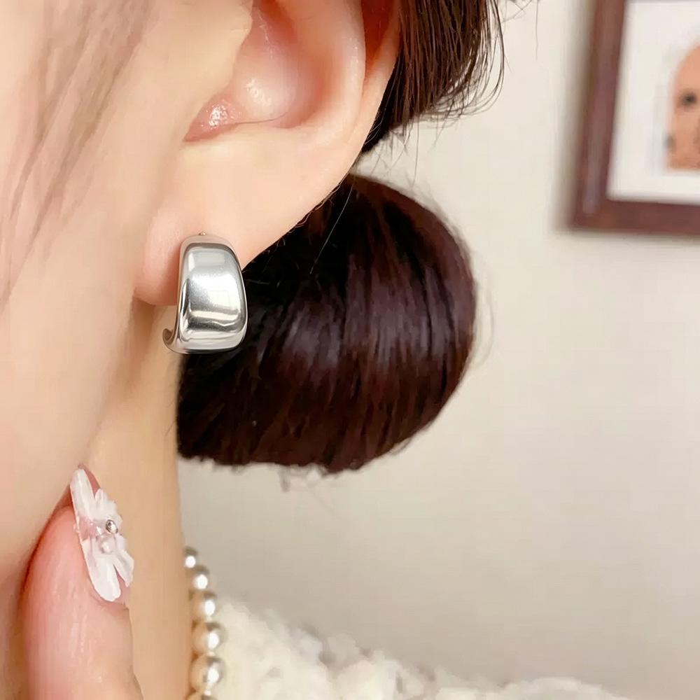 Elegant Versatile Geometric C-Shaped Shiny Earrings for Women - Stylish High-End Ear Ornaments