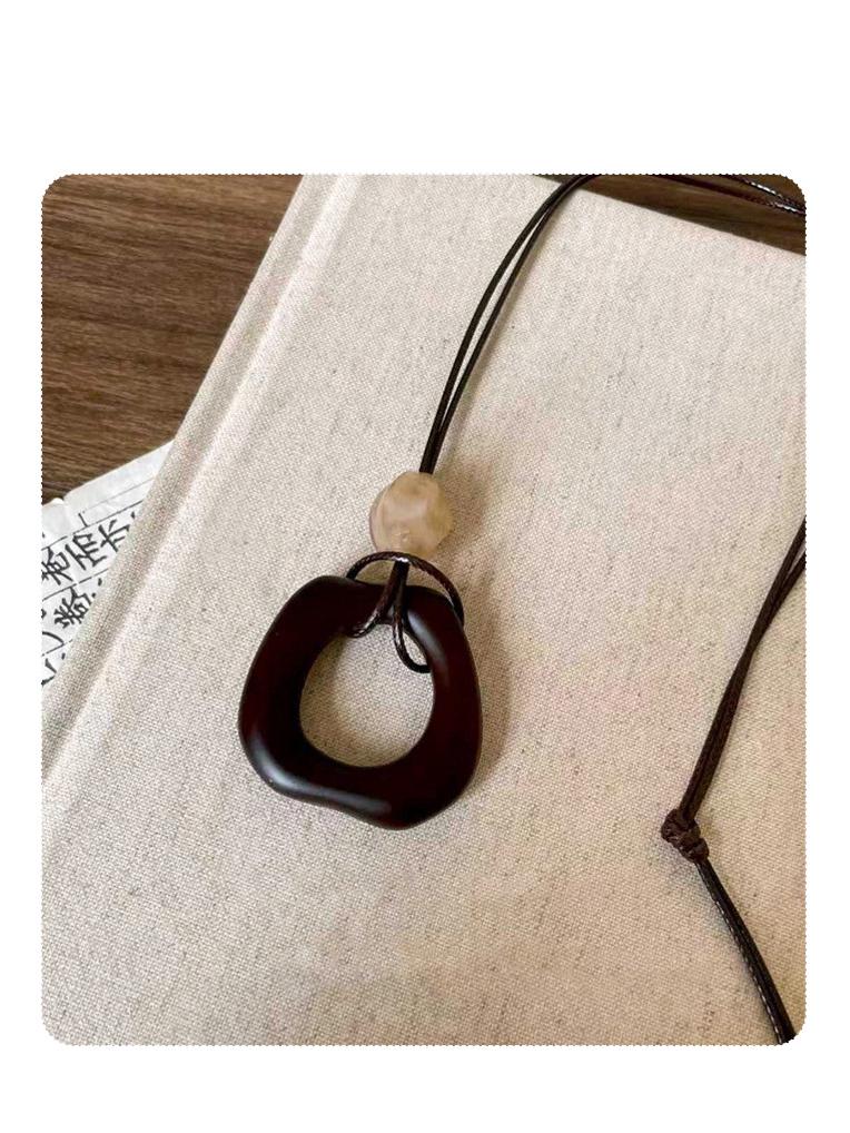 Retro Wooden Hip Flask Necklace: Versatile Choker & Sweater Chain Accessory for Women