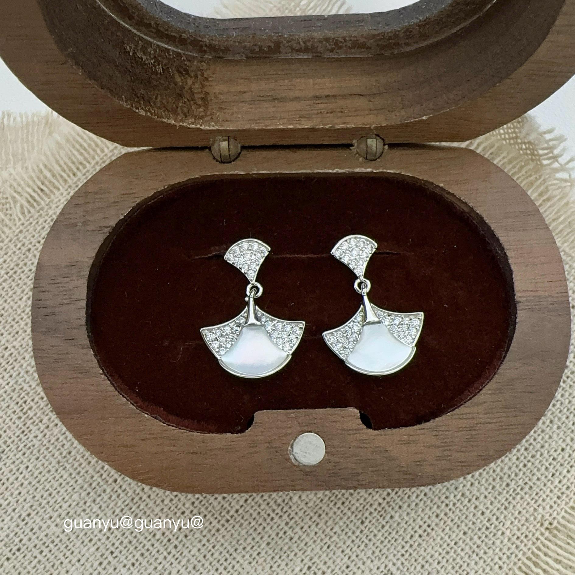 

Elegant Fan-Shaped Zircon Stud Earrings for Women – Light Luxury, Versatile, and Sweet Temperament Design