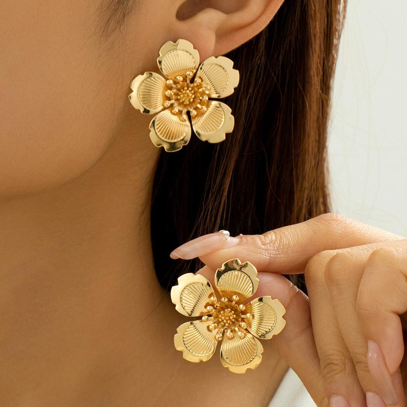 

Vintage Gold Color Double-Layer Flower Stud Earrings for Women Fashion White Drip Oil Floral Earrings Party Zircon Gifts