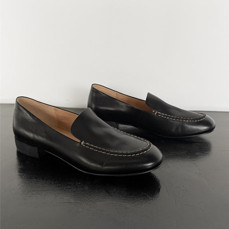 Fashion Women's Loafers Comfortable and Versatile Slip-On Women Leather Shoes Large Size Chunky Heels for Commuters female Work Shoes