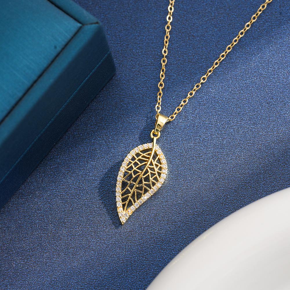 Elegant Women's Titanium Steel Leaf Necklace - Non-fading, Versatile Clavicle Chain Pendant Jewelry.