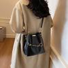 Strukturierte kleine Tasche Damen Frühling Neu Retro Eimer Tasche Mode Nische Design Pendler Umhängetasche