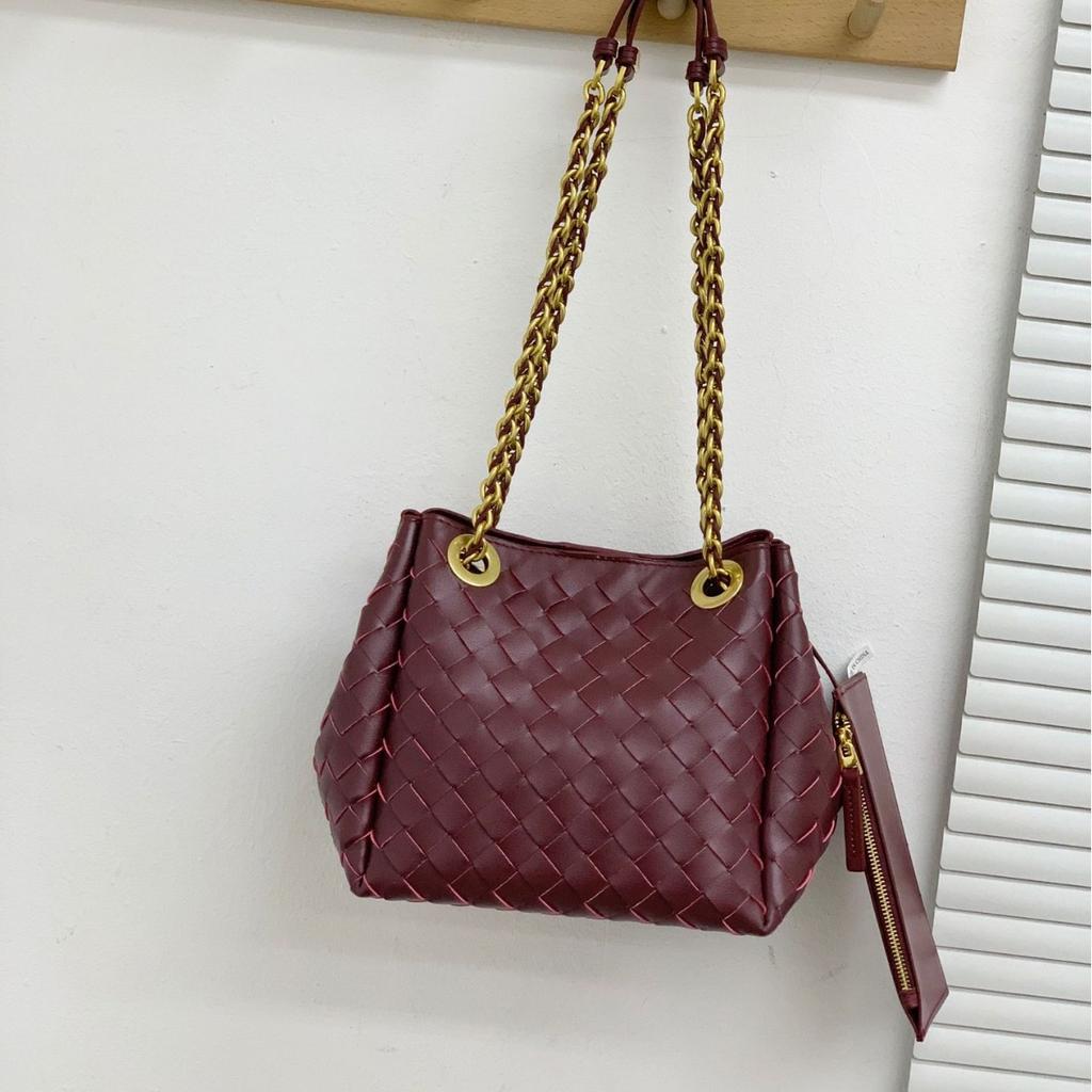 2025 New women's chain parachute bag handmade leather woven bag versatile commuter shoulder messenger bag tide