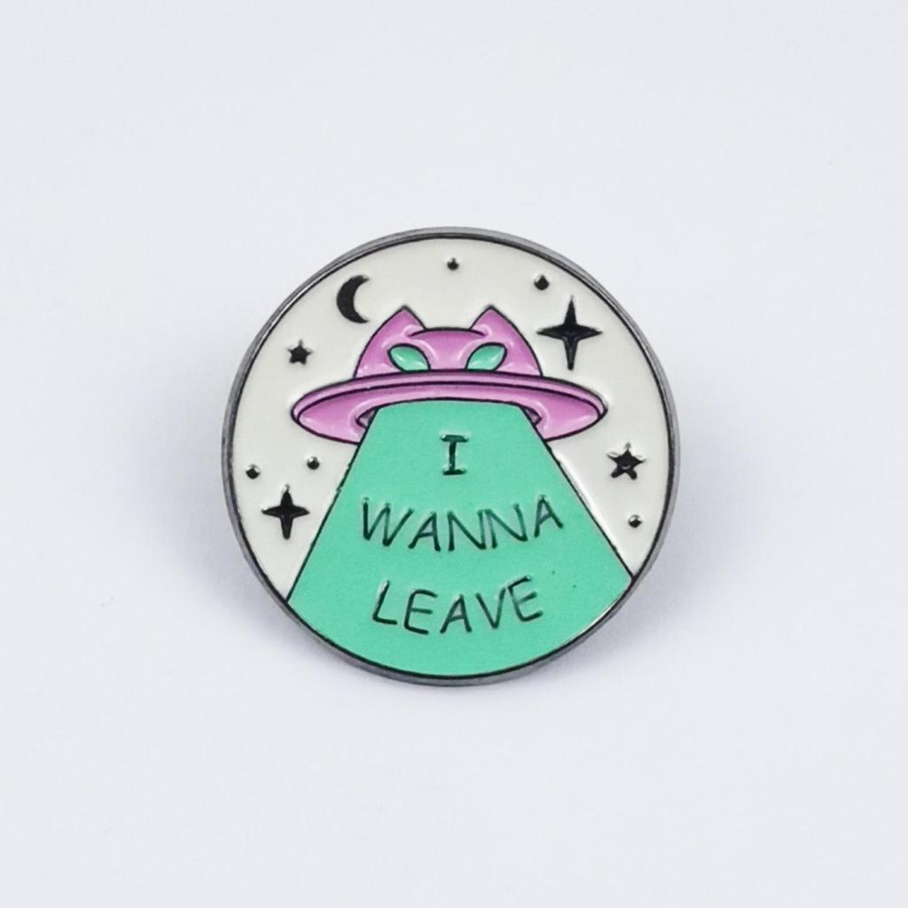 Creative Alien Cat Spaceship Brooch: Cute Outer Space Alloy Badge for Clothes and Bags.