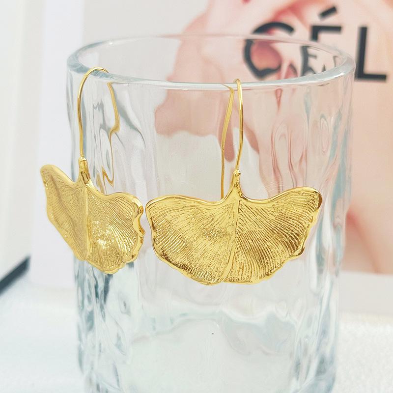 Retro Chinese Ginkgo Leaf Ear Hooks: Autumn/Winter Statement Earrings in Exaggerated Fashion Design