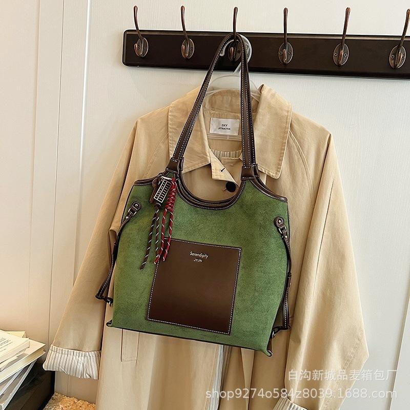 

2025 new bag women s armpit shoulder large bag fashion high sense casual versatile commuter large capacity tote bag зелёный