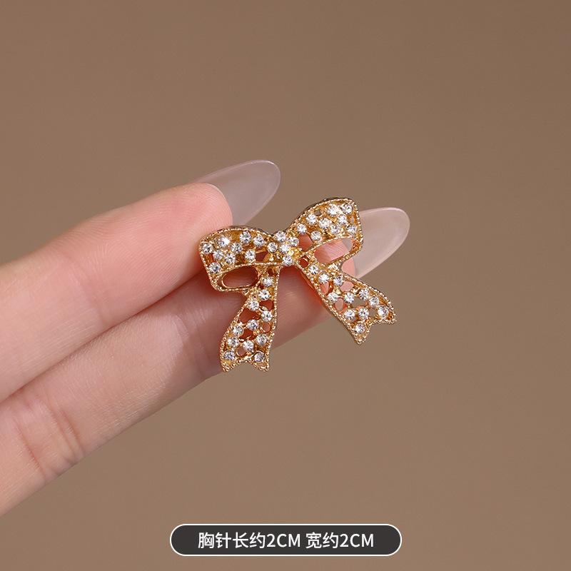 

Сплавная брошь японская полая брошь-бант женская модная легкая роскошная булавка с имитацией жемчуга булавка для воротника застежка против света