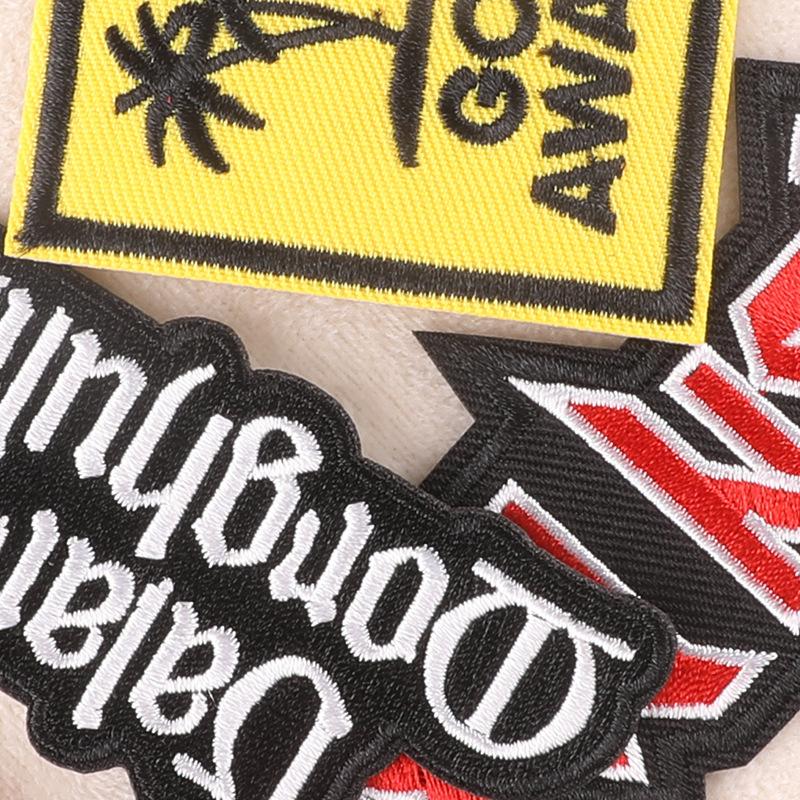 Stickerei-Etikett Kaninchen Stoff-Etikett Englisch Brief Smiley Gesicht Patch Cartoon Kleidung Zubehör Stickerei Aufkleber Stoff Aufkleber