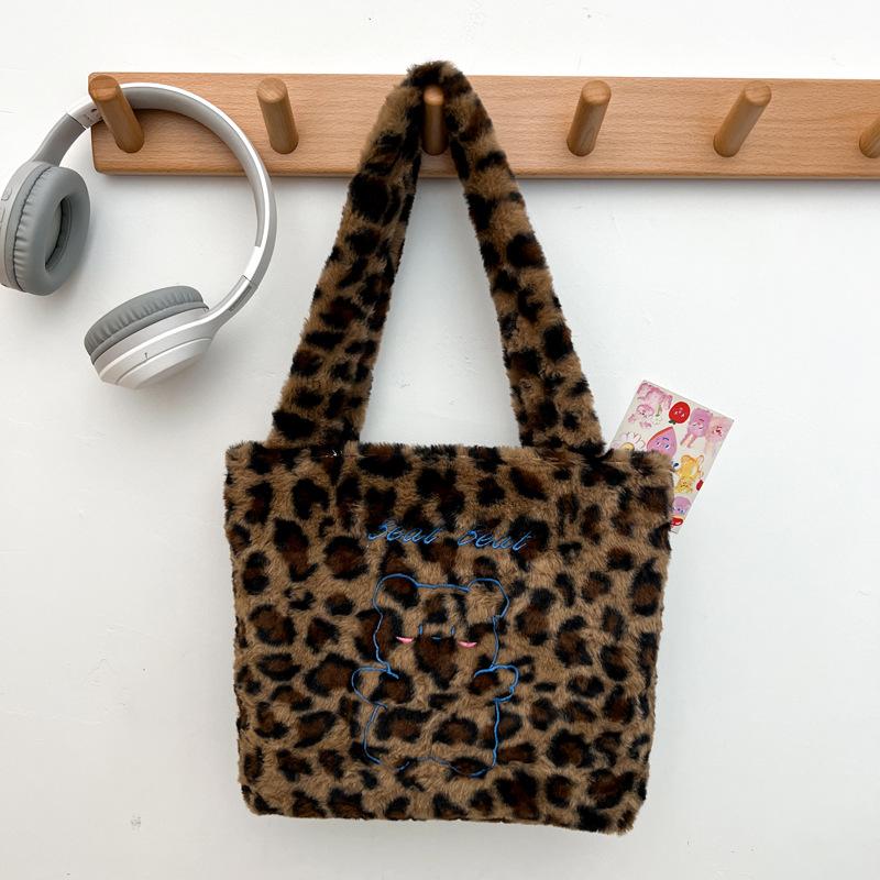 

Популярная плюшевая новая зимняя мультяшная сумка-тоут с медведем, женская японская универсальная студенческая сумка через плечо большой вместимости для занятий цветной печати леопарда