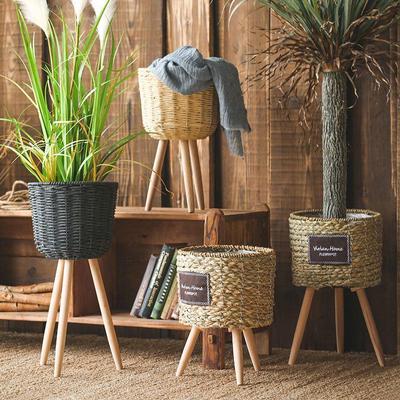 Blumenkorb aus geflochtenem Rattan zum Aufstellen – schlichte, ländliche Dekoration für Wohnzimmer oder Balkon