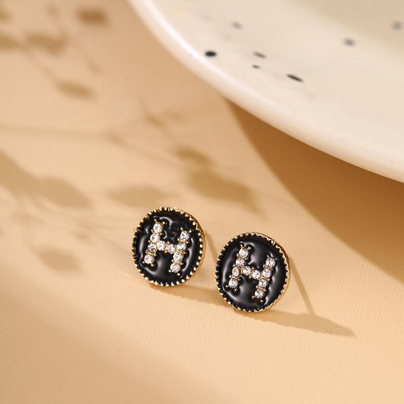 

S925 Silver Needle Korean Zircon H Stud Earrings - Elegant, Minimalist, Versatile Design чёрный