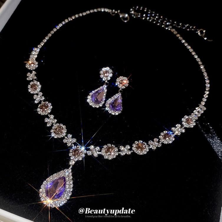 Set med örhängen och halsband i rostfritt stål med diamantblomma - Fräscht, Sött och Lyxigt.