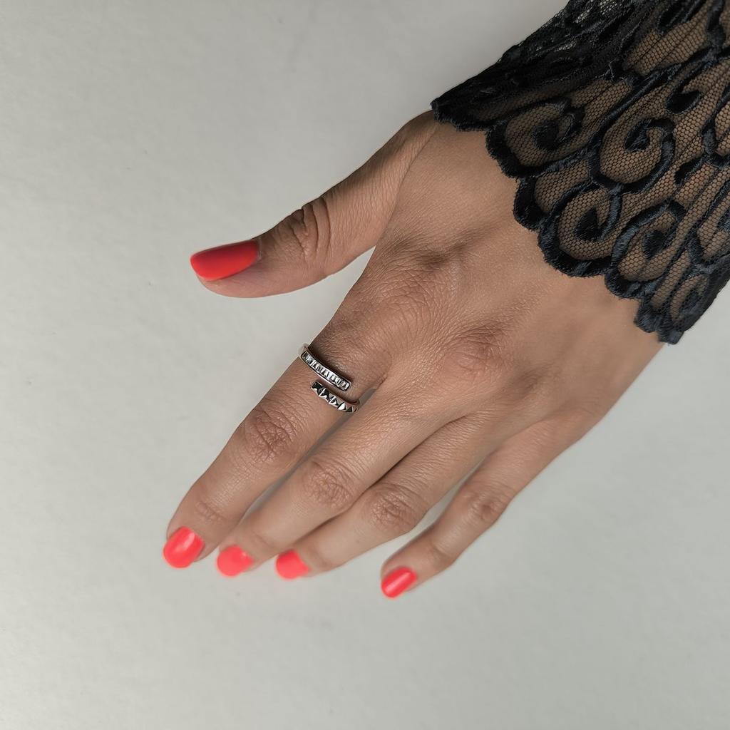 Серебряное кольцо с фианитами, вес изделия 2,32 гр (2184256)