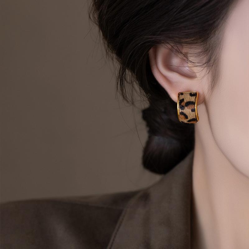 Luxury Retro Leopard Print C-Shaped Hoop Earrings For Women Elegant Metal C-Ring Hollow Earrings Gothic Charms Jewelry Gifts
