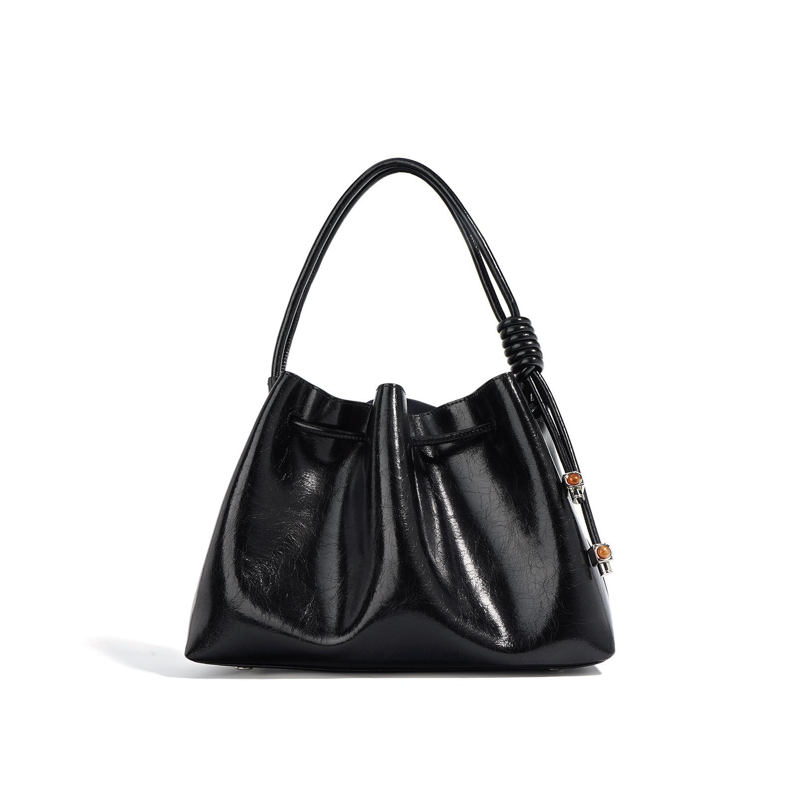 

2025 новые высококачественные осенне-зимние кожаные женские сумки женские нишевые для работы с высоким чувством портативные модные складки облака