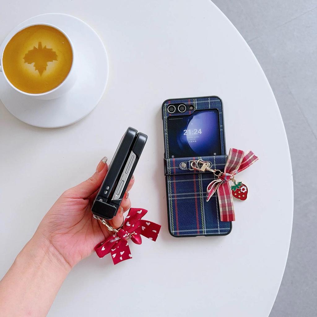 Roztomilý kostkovaný PU kožený řemínek na zápěstí s mašličkou pouzdro na telefon pro Samsung Galaxy Z Flip 6 5 4 3 5G Ochrana pantu Nárazuvzdorný kryt