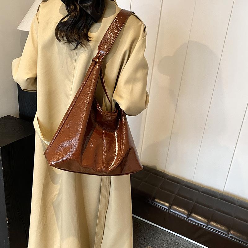 Large-capacity tote bag, shoulder bag, fashionable and simple texture 2025 new trendy temperament underarm women's bag