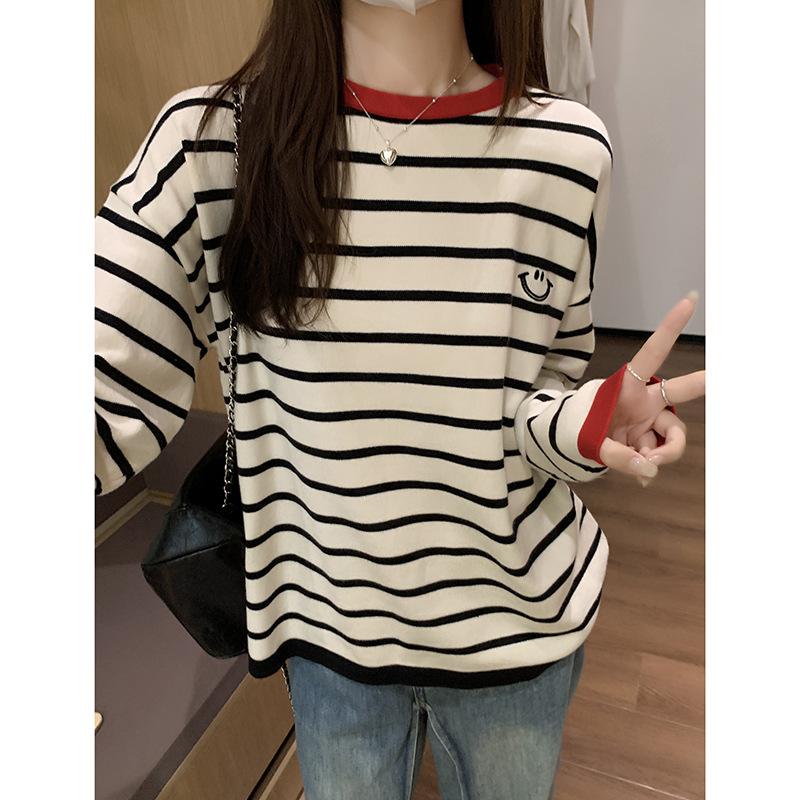 Neuer kontrastfarbiger gestreifter lässiger langärmliger Pullover für Damen im Herbst mit lockerem bauchbedeckendem Unterhemd-Top