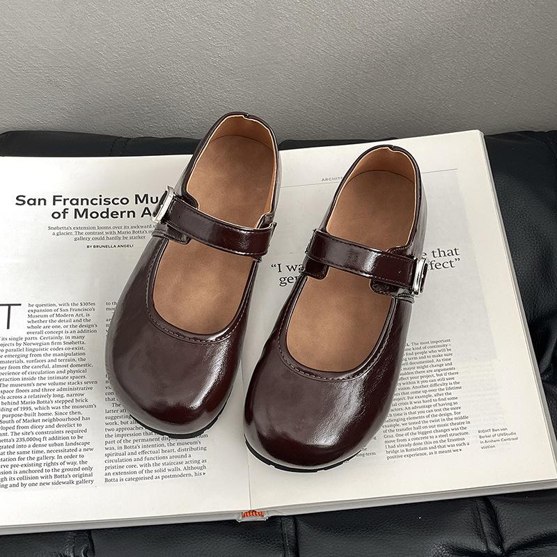 Retro round head cute shallow mouth single shoes women's 2025 spring and summer new French versatile British style one-word buckle small leather shoes