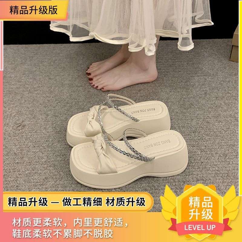 Französische schöne Hausschuhe Damen Sommerbekleidung Mode und hoher Sinn 2025 neues Temperament Strass dicker Boden Strand coole Hausschuhe