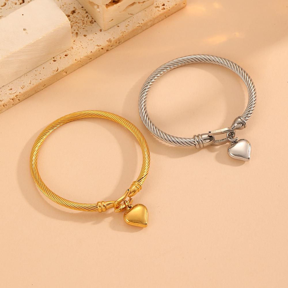 Luxury Threaded Titanium Steel Horseshoe Hook Bracelet for Women – Colorfast, Heart-Shaped Design