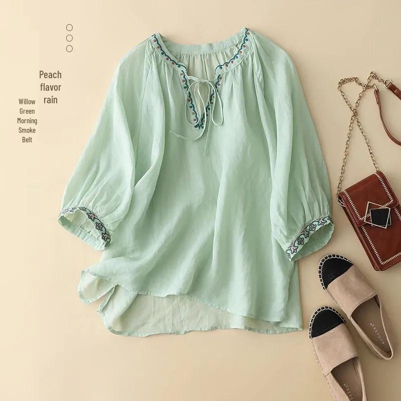 Damen Baumwoll- & Leinen besticktes V-Ausschnitt Sommeroberteil mit Dreiviertelärmeln und Bindekragen.