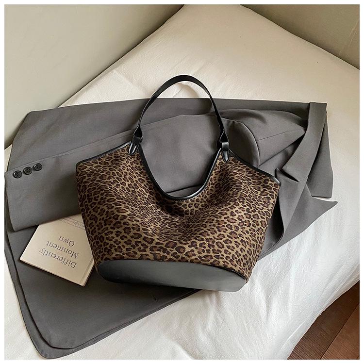 2024 Women's Versatile Leopard Print Large Capacity Crossbody Commuter Shoulder Bag