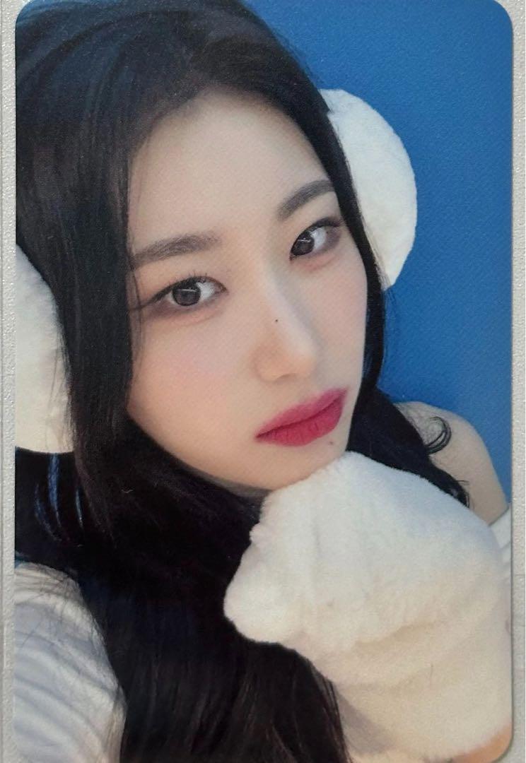 

[USED] ITZY BORN TO BE Chaeryeong Makestar Autograph Session Trading Card