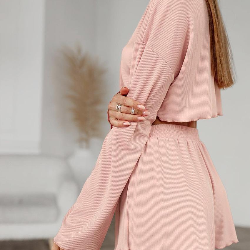Completo due pezzi da donna per il tempo libero: top corto a coste in maglia morbida e traspirante e pantaloncini a maniche lunghe