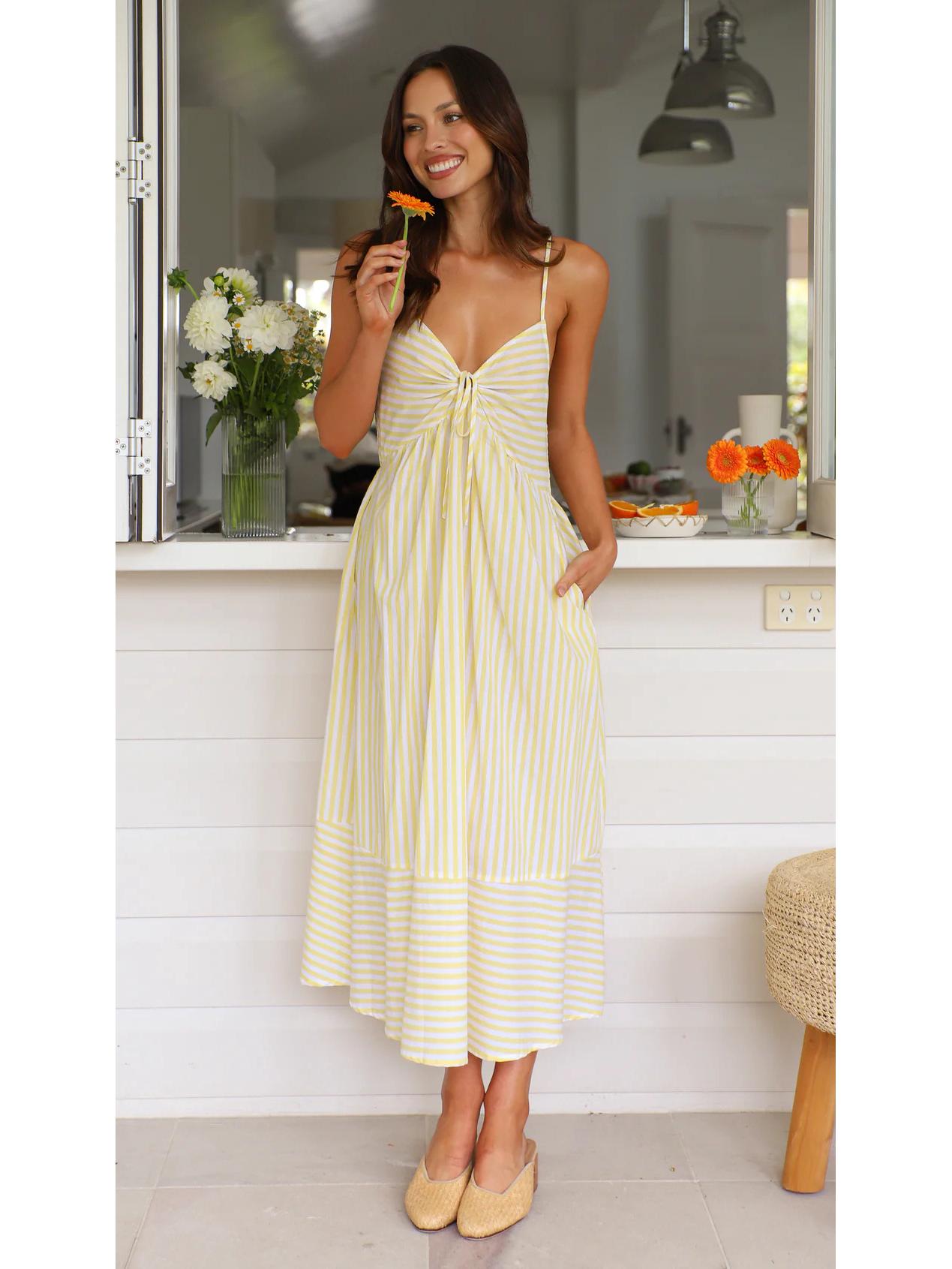 

Женское летнее платье с V-образным вырезом в полоску на подтяжках (2025)