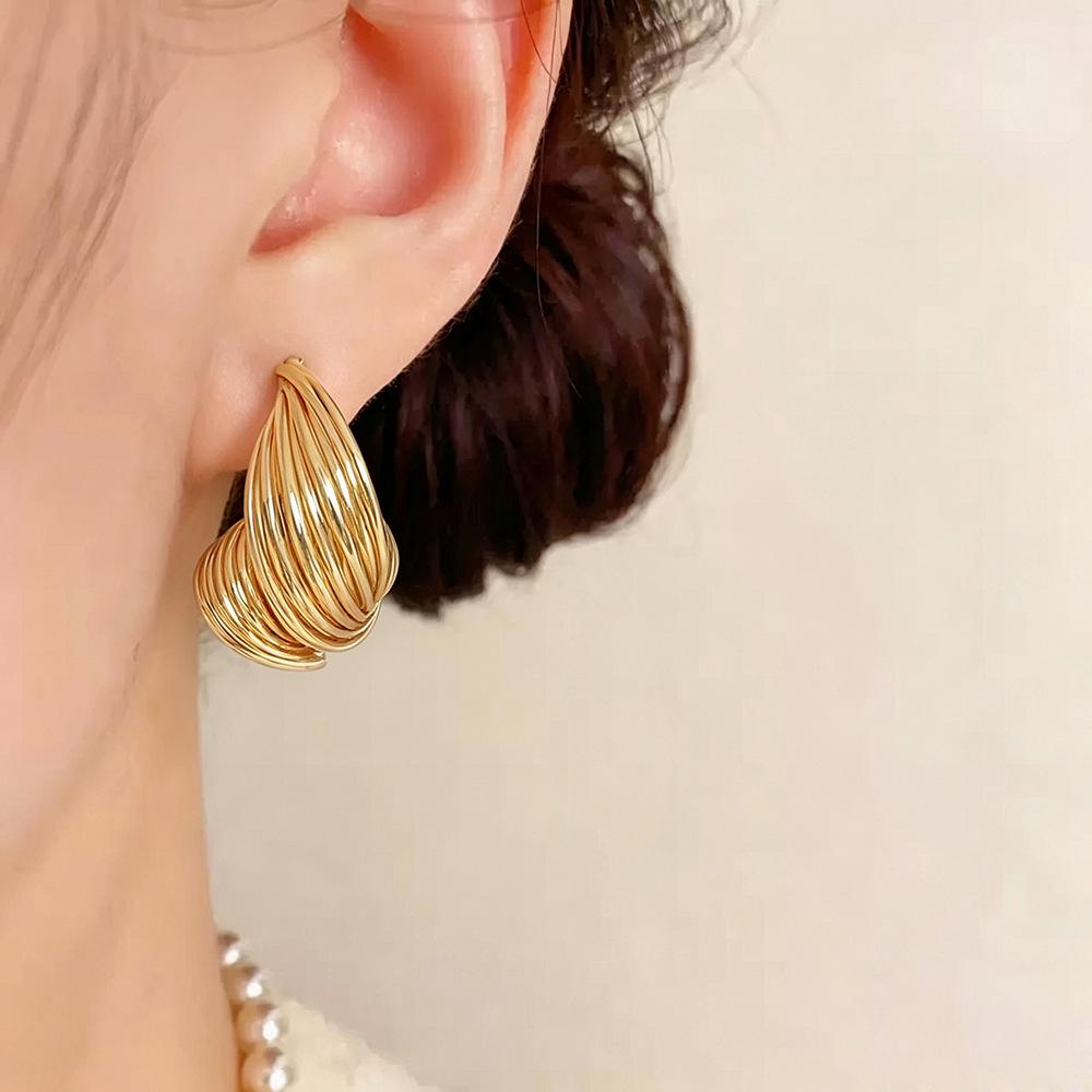 Personalized Retro Twisted Texture Stud Earrings for Women – Versatile, Light Luxury High-End Ear Ornaments.