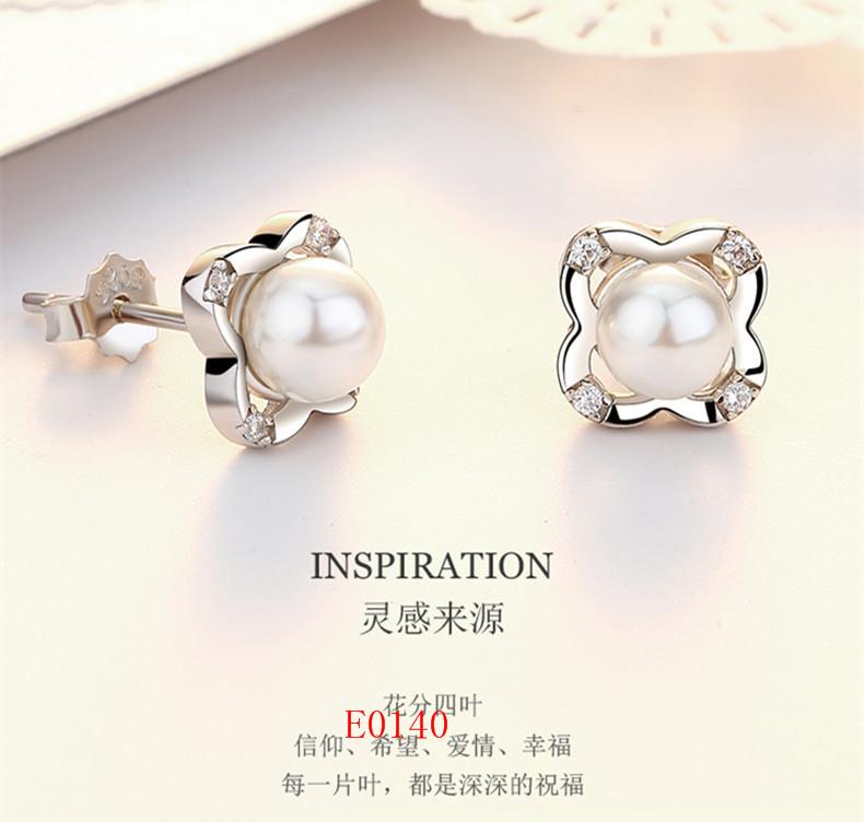 2026 New Korean Version Design Women's Zircon Light Luxury High-end Niche Earrings Temperament Four-leaf Clover Sweet and Cool Stud Earrings Jewelry