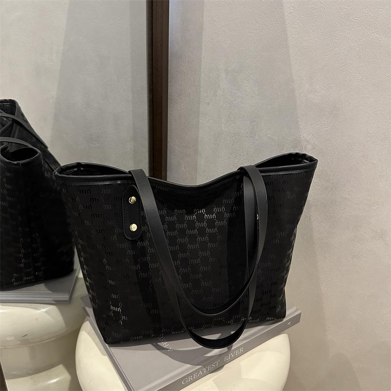 

Tote bag, large-capacity alphabet women s bag, simple commuter fashion shoulder handbag, new texture big bag чорний