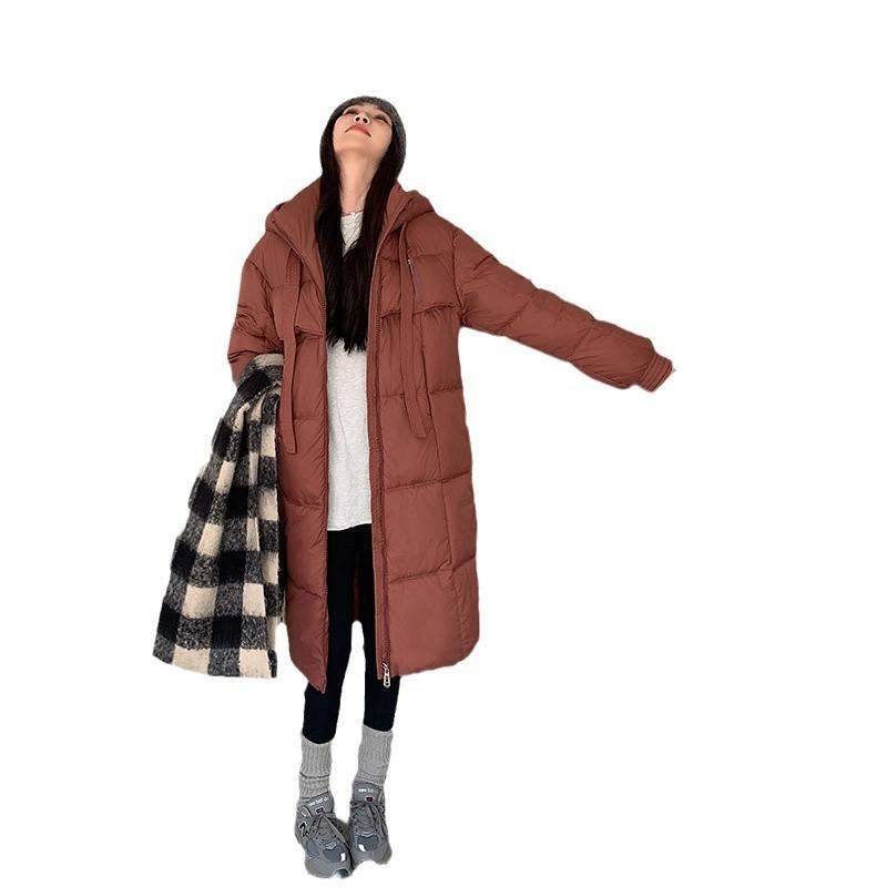 The big quilt is thickened with a new loose down padded jacket for the winter of 2025, and a women's long over-the-knee cotton jacket