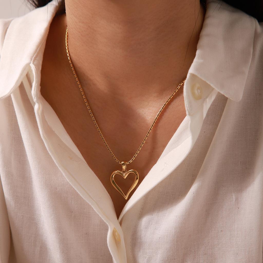 Fashion Hollow-Out Heart Pendant Necklace For Women Stainless Steel Chain Jewelry Fade-Resistant Elegant Gift