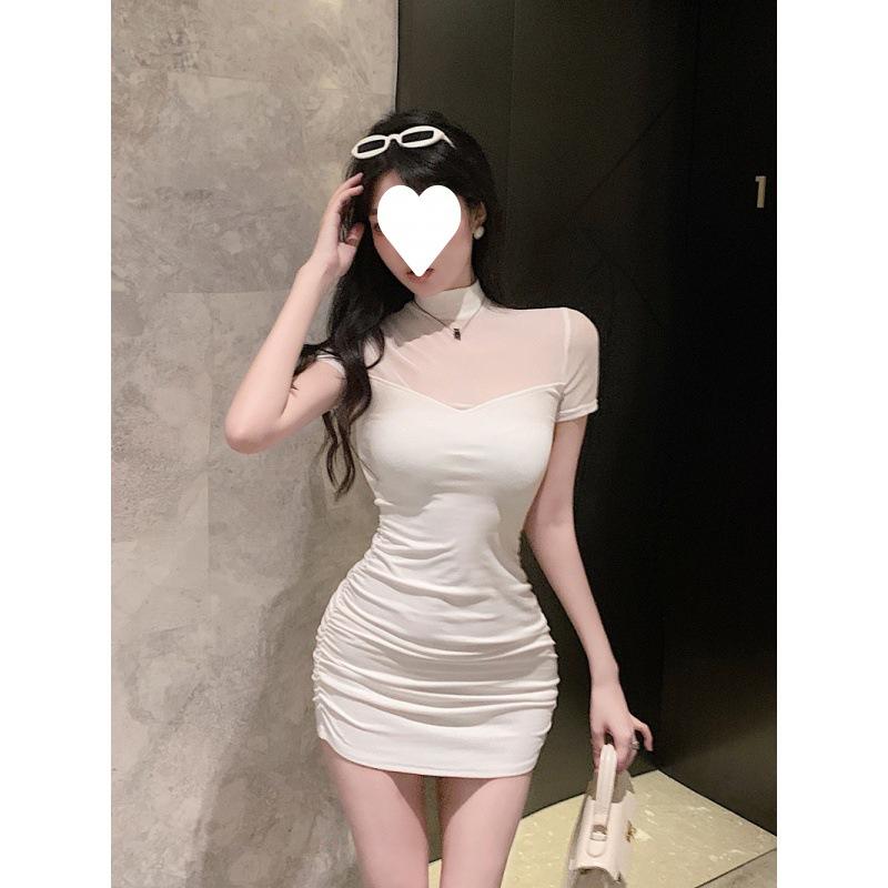 O homem pequeno usa um vestido requintado de estilo puro desejo, sexy, com costura em rede, justo à cintura, que envolve os quadris, de mangas curtas