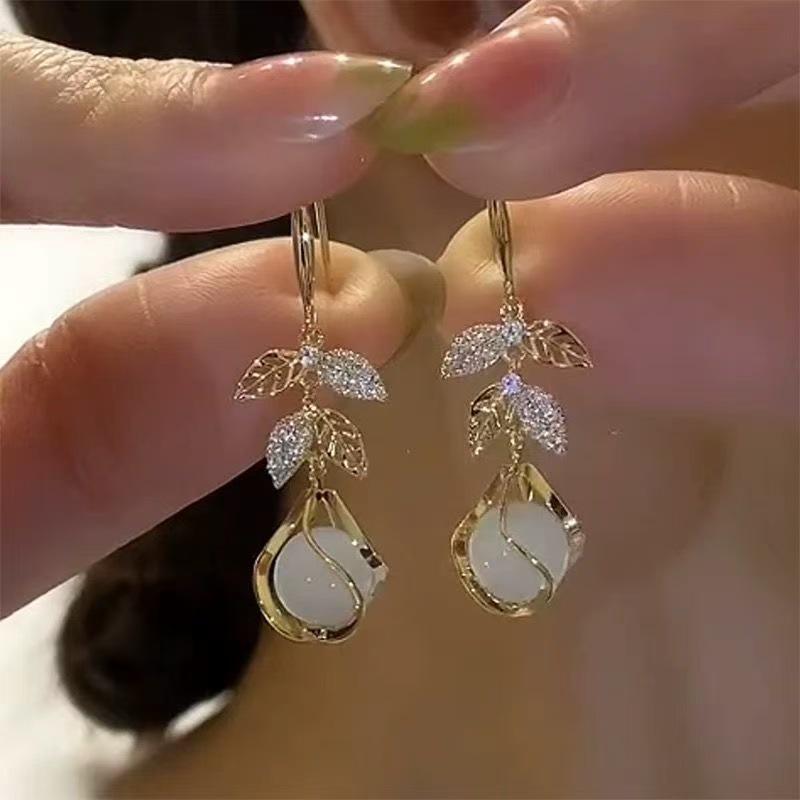 Elegant Korean Leaf Tassel Earrings with Stud Design for Women золотой