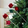 Feiertagsgirlande in Rot-Grün für den Weihnachtsbaum und festliche Dekoration