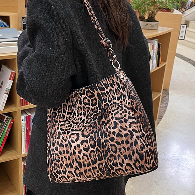 Fashion leopard print bag women's 2025 new winter large-capacity tote bag high-end versatile commuter shoulder bag
