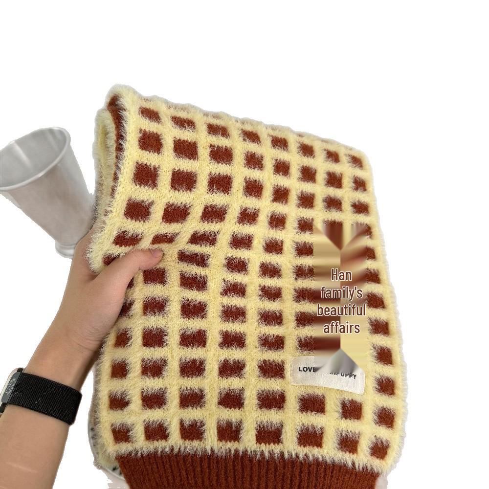 Small Checkered Knit Scarf - Soft, Non-Shedding, with a Cozy Feel for Autumn and Winter