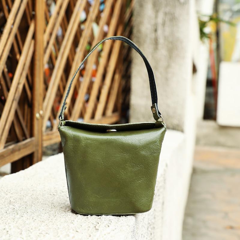 

Сумка-кошелек из натуральной кожи Spring Hand, изготовленная из высококачественной коровьей кожи, создает ощущение высокого класса и изысканности армия зеленый