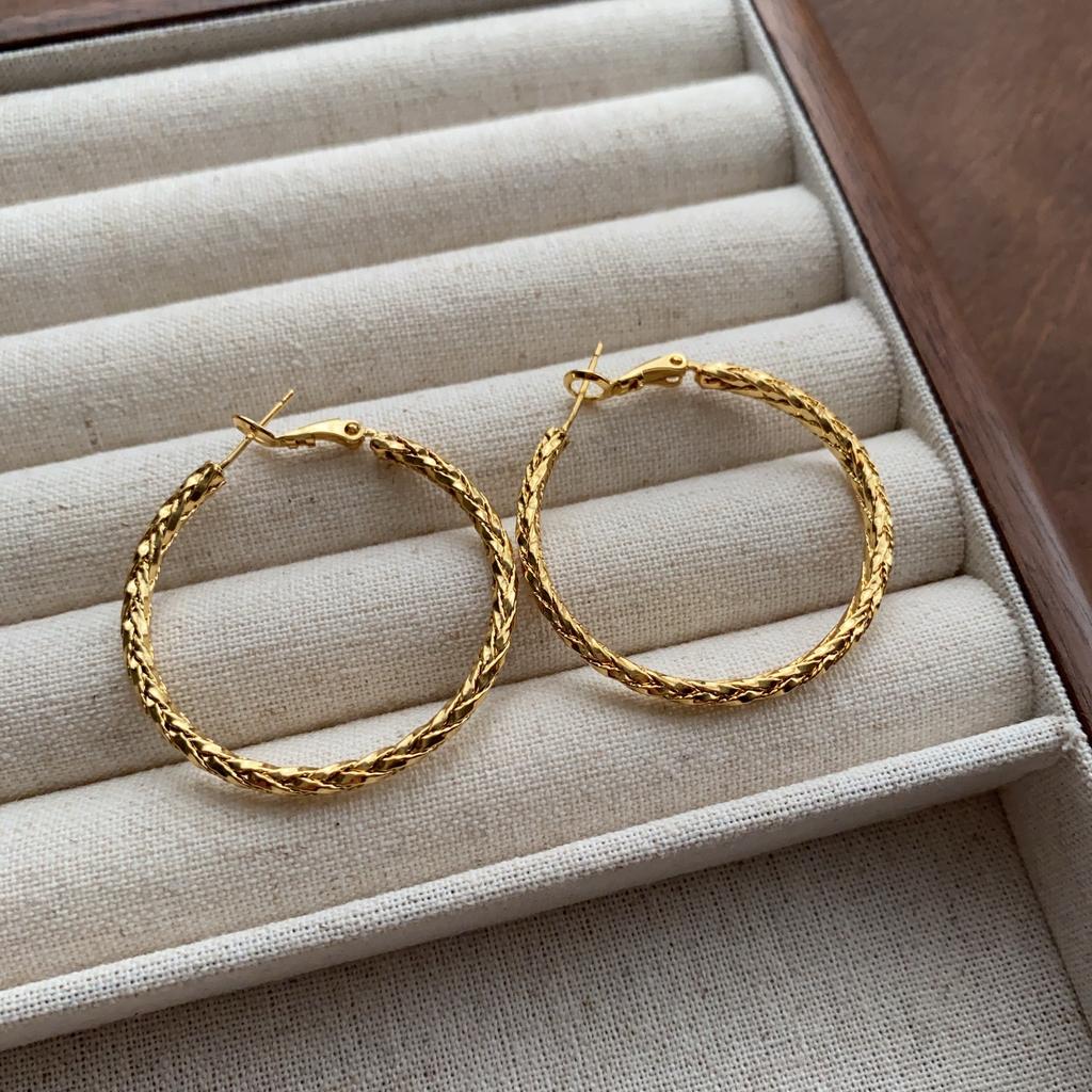Classic Minimalist Woven Earrings Ear Buckles Light Luxury Fashion Retro Niche Personality Premium Daily Commuter Earrings