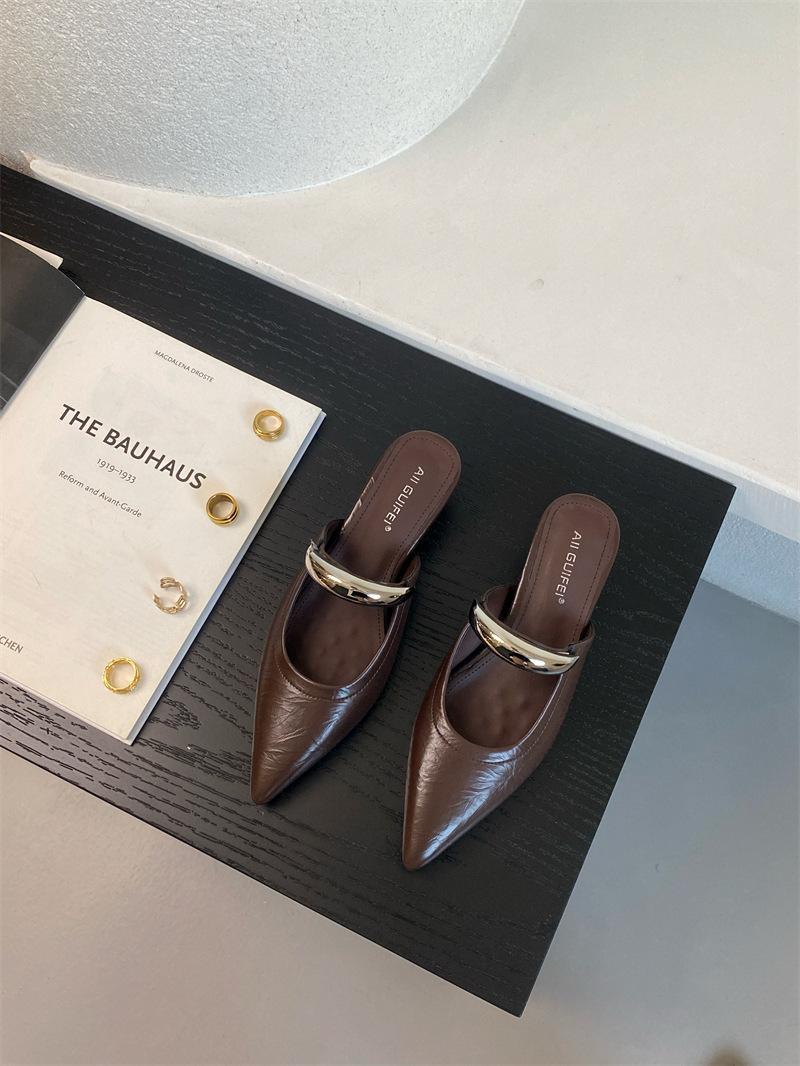 

Верхняя одежда 2025 года весна и лето новые ретро классные тапочки женские нишевые высококачественные остроносые тапочки с металлической пряжкой сумка головка танкетка 40 темно-коричневого