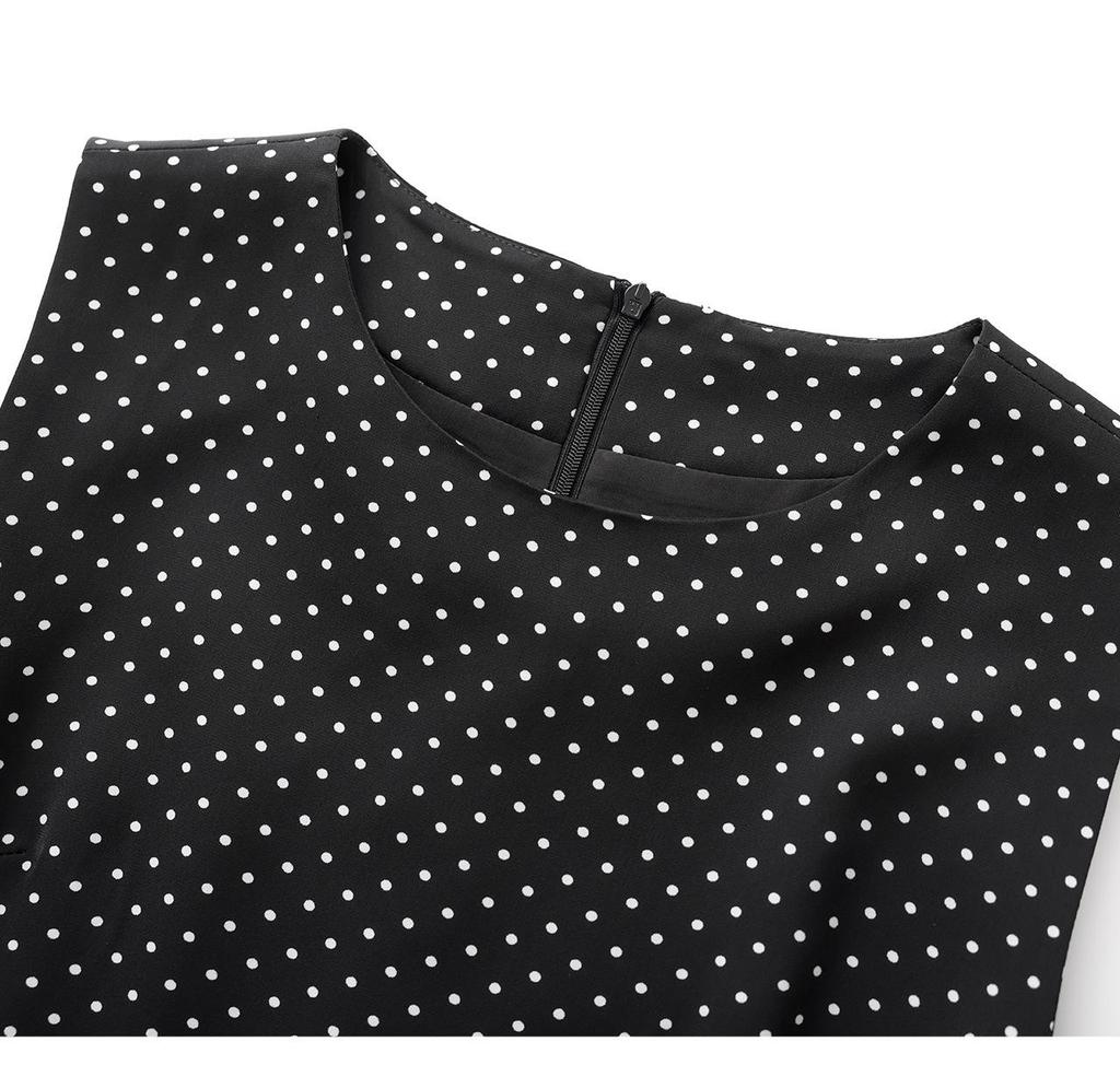 Gepunktetes Satin-Sommerkleid mit Rüschensaum und taillierter Taille für Damen