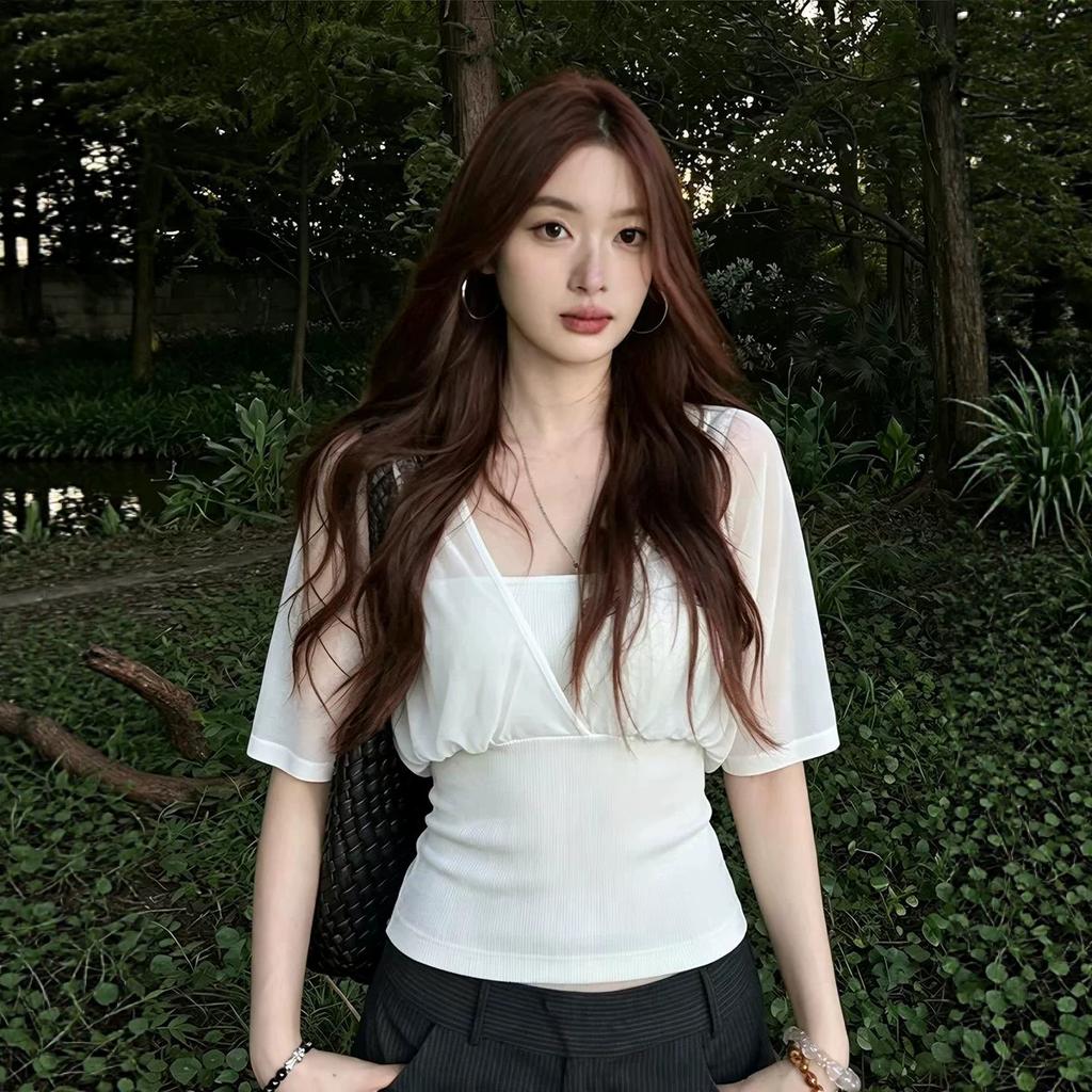Fake two V-neck bat short-sleeved top with waist vertical pattern waist and thin design Korean short versatile white T-shirt