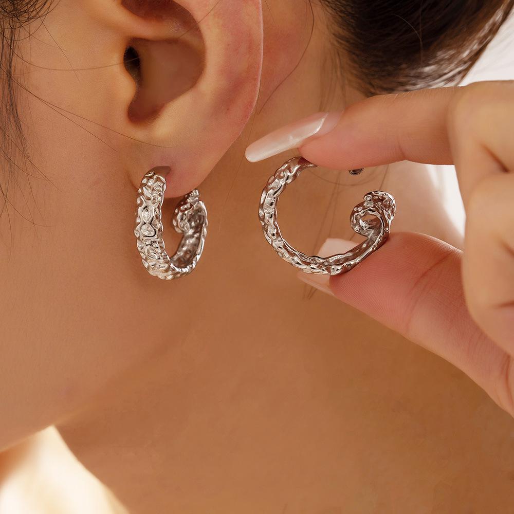 European & American Design 18k Gold Pleated C-Shaped Titanium Earrings